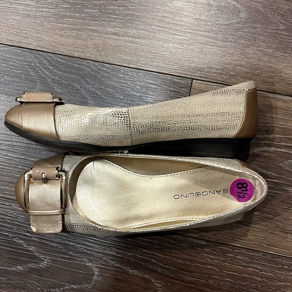 Bandolino Gold flats size 8.5 - Picture 2 of 4